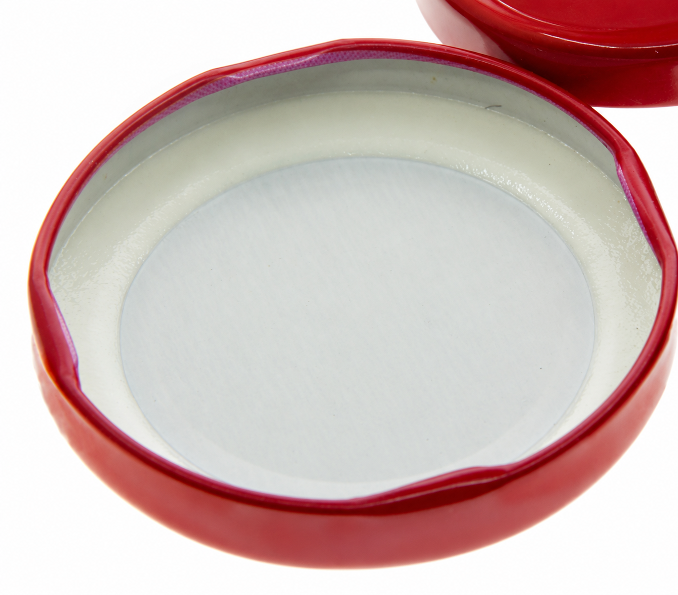 Inner surface and sealing compound ring of a red tinplate lid
